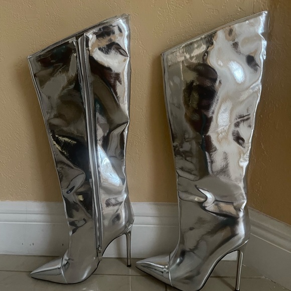 Boots - Picture 3 of 5